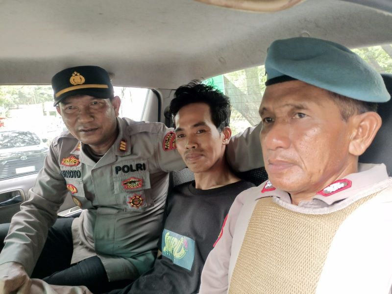 DIRINGKUS: Achmad Sapari, 38, terduga pelaku penganiayaan terhadap tiga orang ketika diamankan polisi Selasa (9/12).
