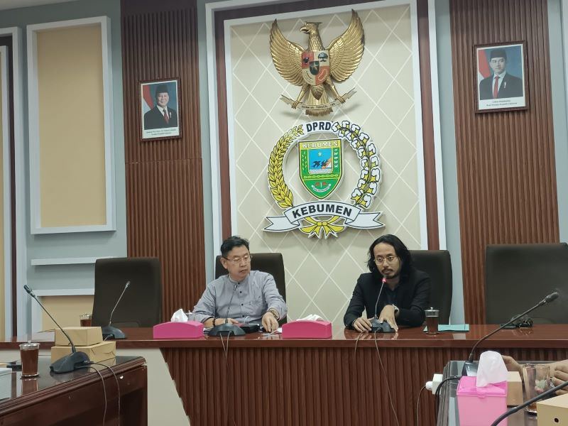PAPARAN: Ketua Bapemperda DPRD Kebumen M Fauhan Fawaqi didampingi sekretaris Bambang Sutrisno menyampakan laporan terkait kinerja Bapemperda Rabu (10/12).