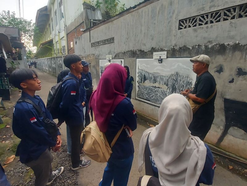 Mahasiswa Universitas Maarif Nahdlatul Ulama (UMNU) Kebumen belajar teknik sipil dengan berkunjung ke kompleks bekas Pabrik Gula Prembun.