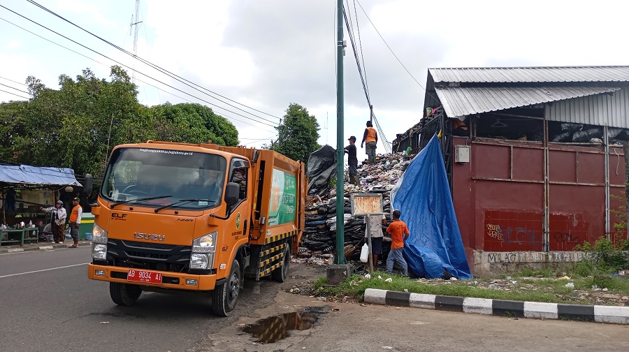 ANGKUT:&nbsp;Armada truk sampah milik Dinas Lingkungan Hidup Kota Jogja saat mulai mengurangi penumpukan sampah di Depo Argolubang Rabu (10/12/2025).