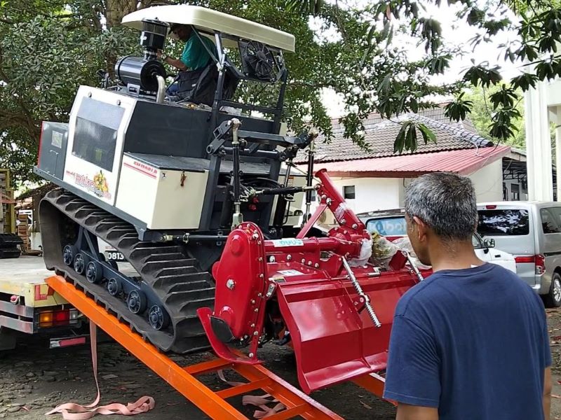 BERI BANTUAN: Petani di Magelang mendapat bantuan berupa alat dan mesin pertanian dari distanpangan.