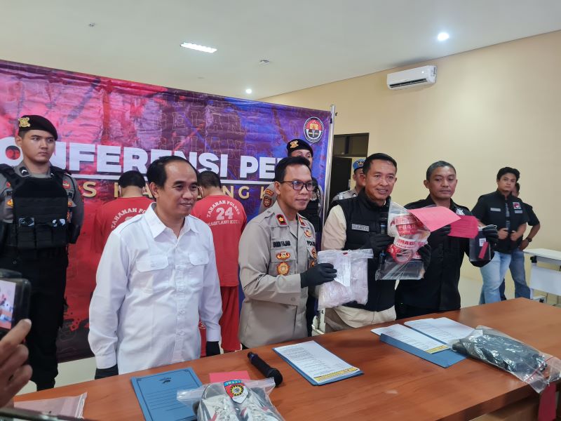 DIBEKUK: Dua pelaku penyalahgunaan narkotika ditangkap Satres Narkoba Polres Magelang Kota.