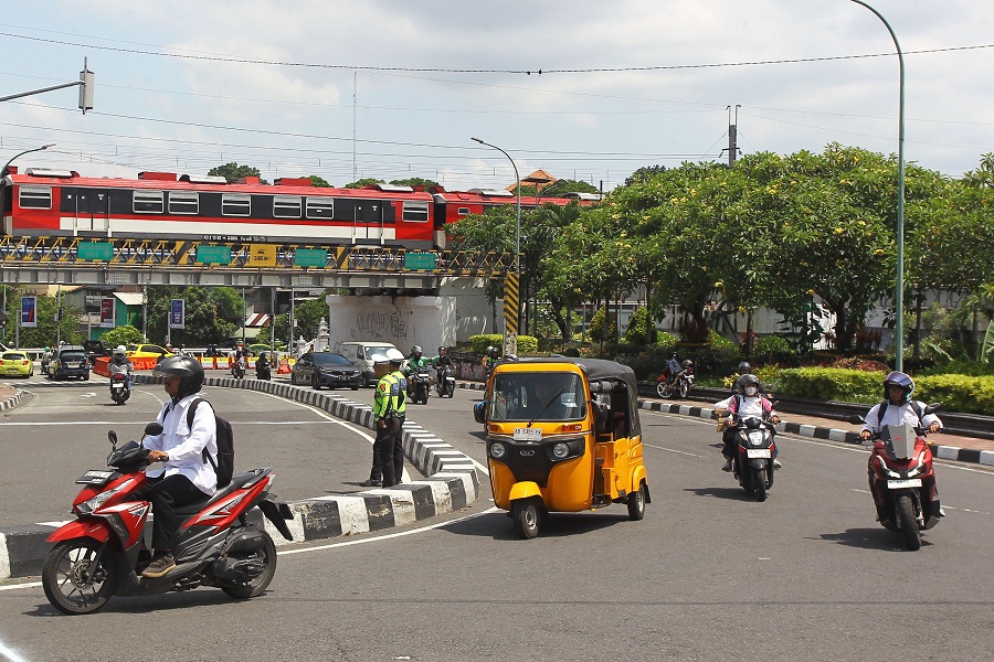 Pengemudi mengoperasikan kendaraan roda tiga bajaj Maxride saat melintas di kawasan Kleringan, Kota Jogja, Rabu (10/12/2025).