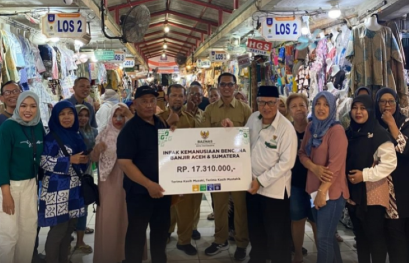 BANTU SESAMA: Para pedagang Pasar Beringharjo Barat menunjukkan kepeduliannya mendonasikan bantuan Korban Bencana Banjir dan Longsor di Sumatera.