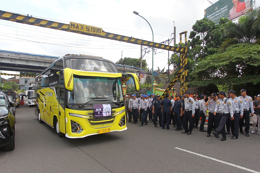 Bus pariwisata melintas di kawasan Kleringan sebelum diterapkan rekayasa lalu lintas, Kota Jogja, Rabu (10/12/2025).