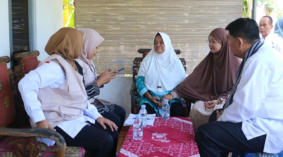 PENDATAAN: Bupati Kulon Progo Agung Setyawan bersama petugas melakukan survei langsung ke masyarakat.