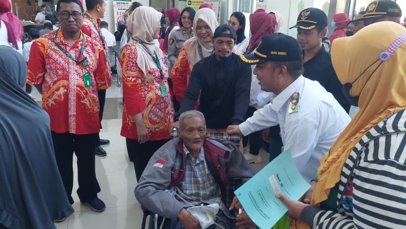 DIALOG: Wakil Bupati Kulon Progo menanyakan kualitas pelayanan rumah sakit ke masyarakat.&nbsp;