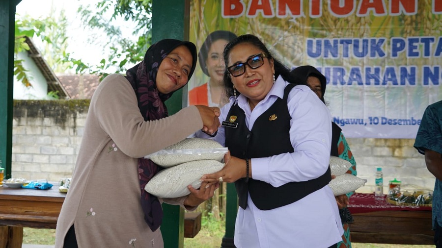 Bupati Gunungkidul Endah Subekti Kuntariningsih&nbsp;sedang menyerahkan bantuan pupuk secara simbolik kepada petani Kalurahan Ngawu.