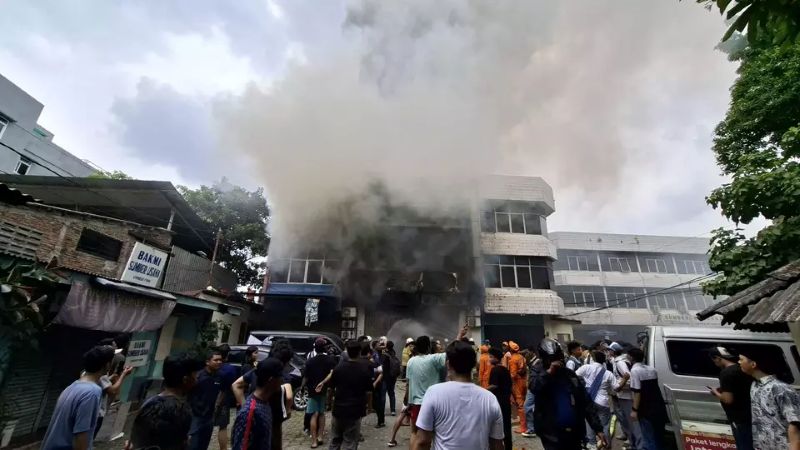 Kebakaran hebat gedung perkantoran di kawasan Kemayoran, Jakarta Pusat, pada Selasa siang, 9 Desember 2025.