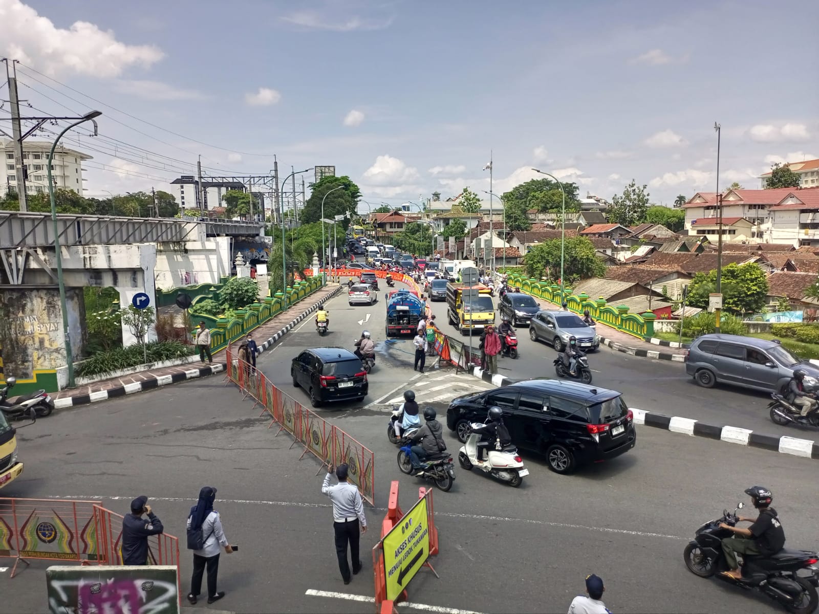Penerapan rekayasa lalu lintas di Jembatan Kleringan yang menjadi dua arah sekaligus penutupan Jembatan Kewek, Kota Jogja, Rabu (10/12/2025).