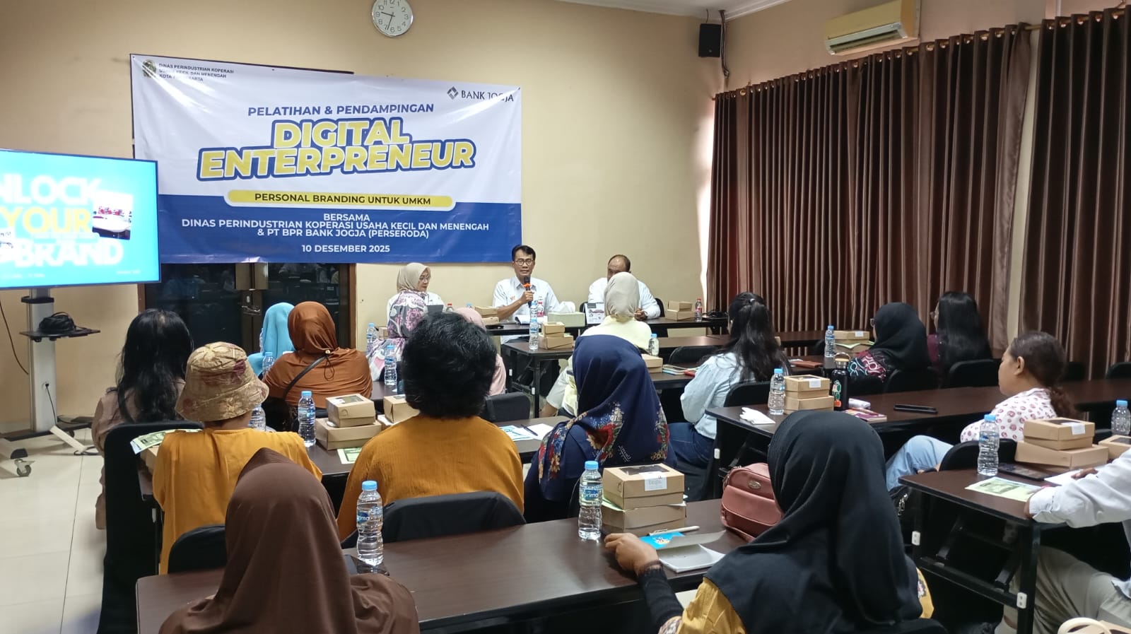Narasumber menjelaskan tentang pentingnya personal branding dalam pelatihan personal branding untuk UMKM &ldquo;Digital Entrepreneur&rdquo; yang digelar di Kantor Bank Jogja Patangpuluhan, Rabu (10/12/2025).&nbsp;