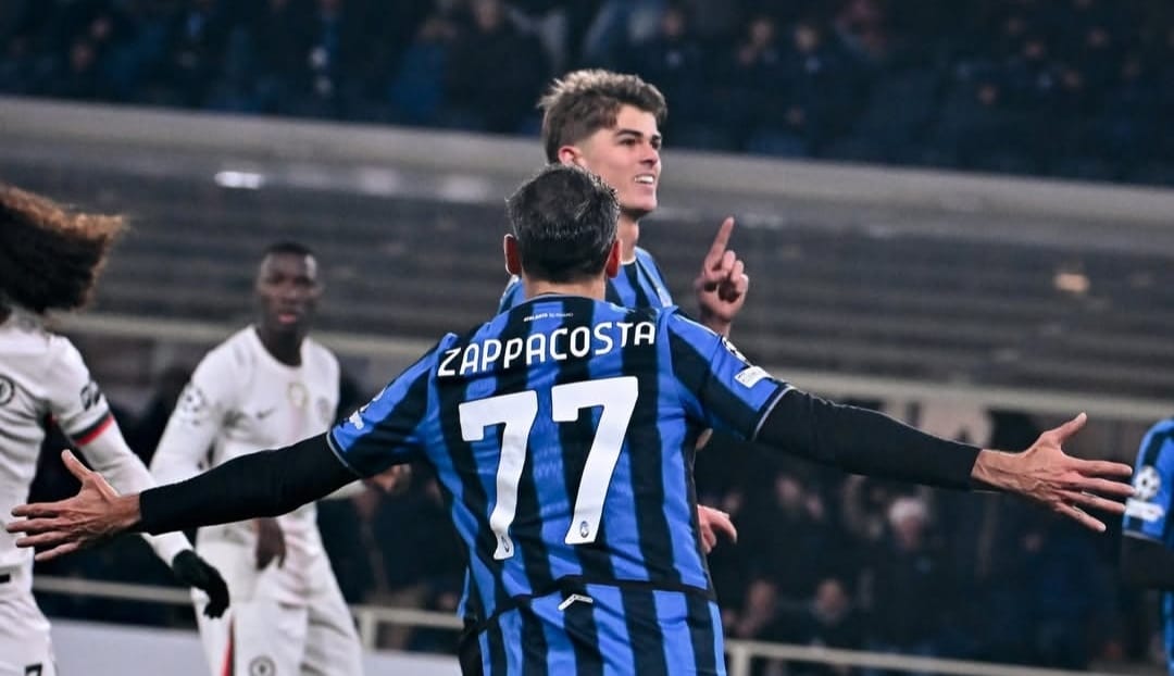 Zappacosta datangi Charles de Ketelaere untuk rayakan kemenangan Atalanta atas Chelsea di Liga Champions