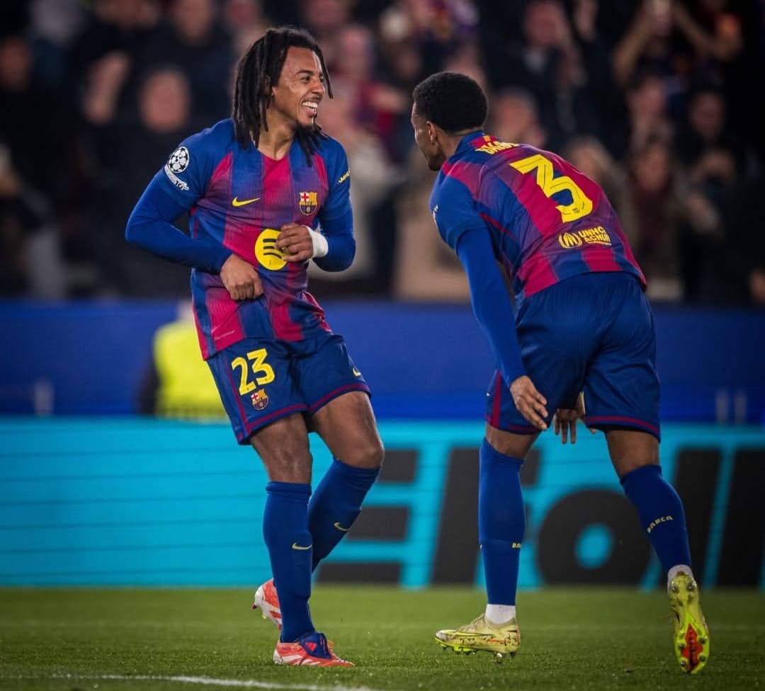Selebrasi Jules Kounde setelah mencetak dua gol untuk membawa Barcelona kalahkan Eintracht Frankfurt