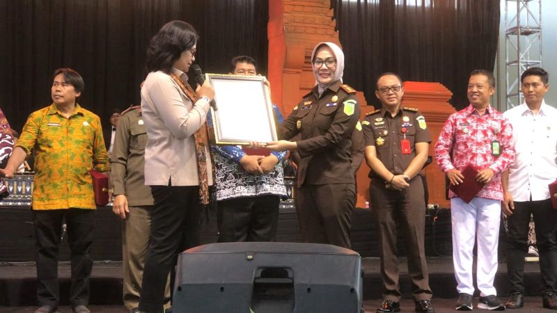 PPPK Paruh Waktu Kulon Progo memecahkan rekor MURI ikrar Anti Korupsi dengan Tembang Pucung.