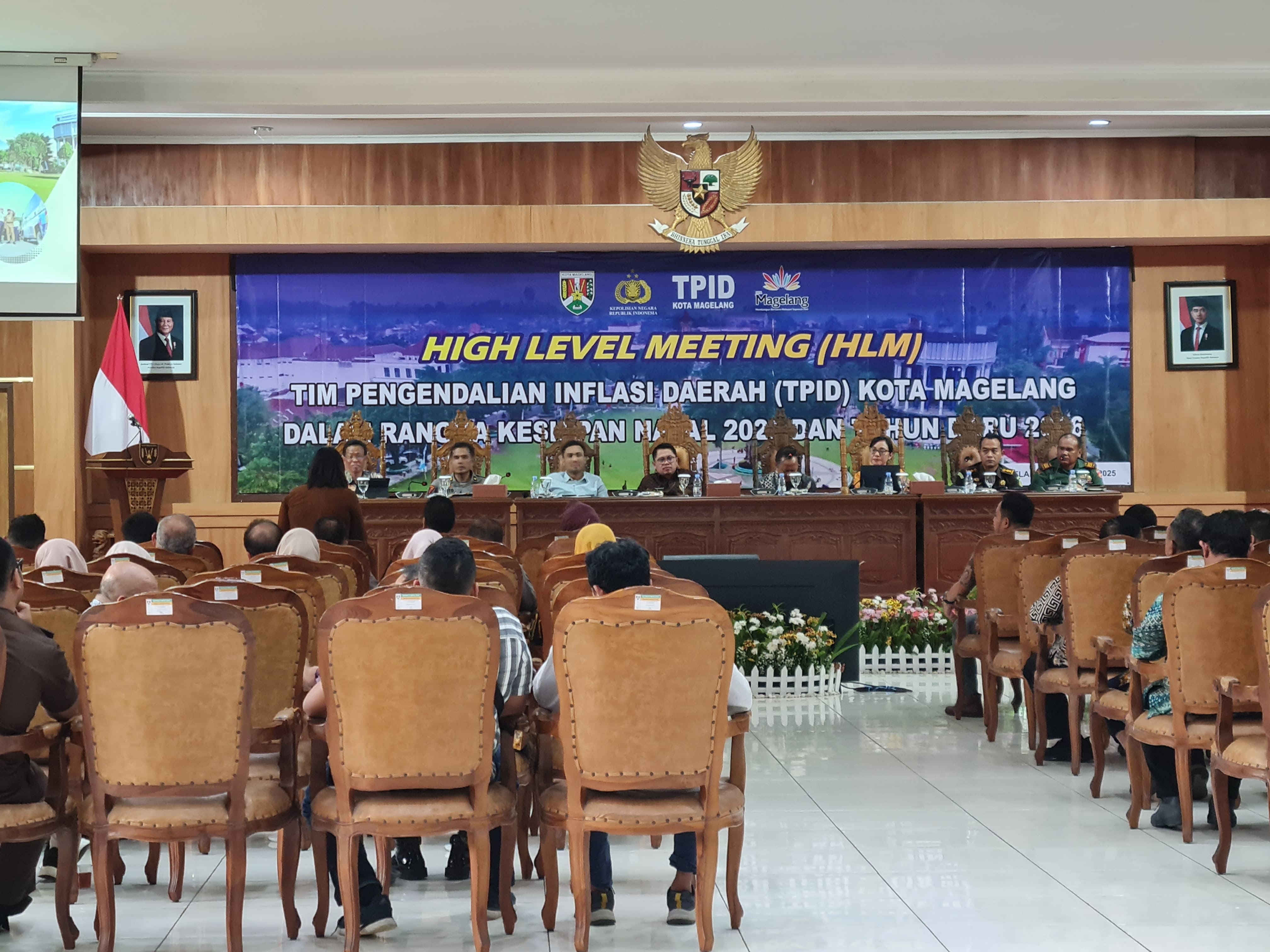 Wali Kota Magelang bersama jajaran forkompimda saat melangsungkan High Level Meeting Tim Pengendalian Inflasi Daerah (TPID), Kamis (11/12).