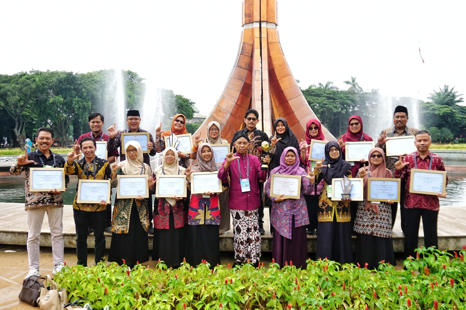 Para kepala sekolah saat menerima penghargaan Adiwiyata Mandiri dan Adiwiyata Nasional 2025, Kamis (11/12).