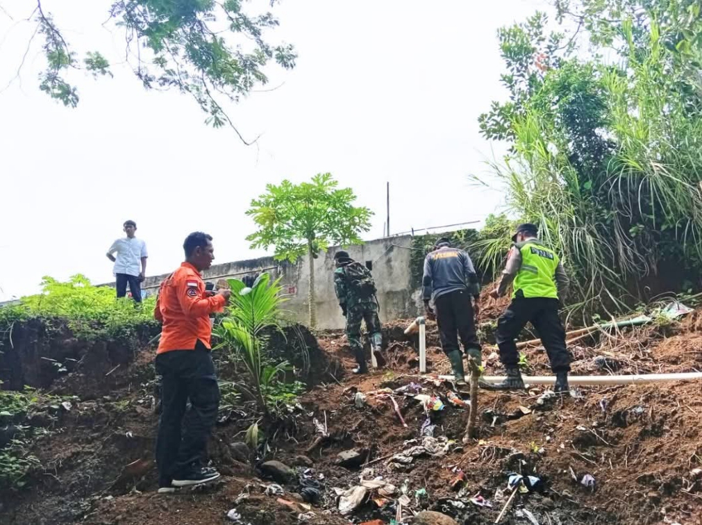 Tim BPBD Kebumen bersama lintas sektor melakuka asesmen tanah bergerak di Desa Gunungsari, Kecamatan Karanggayam.