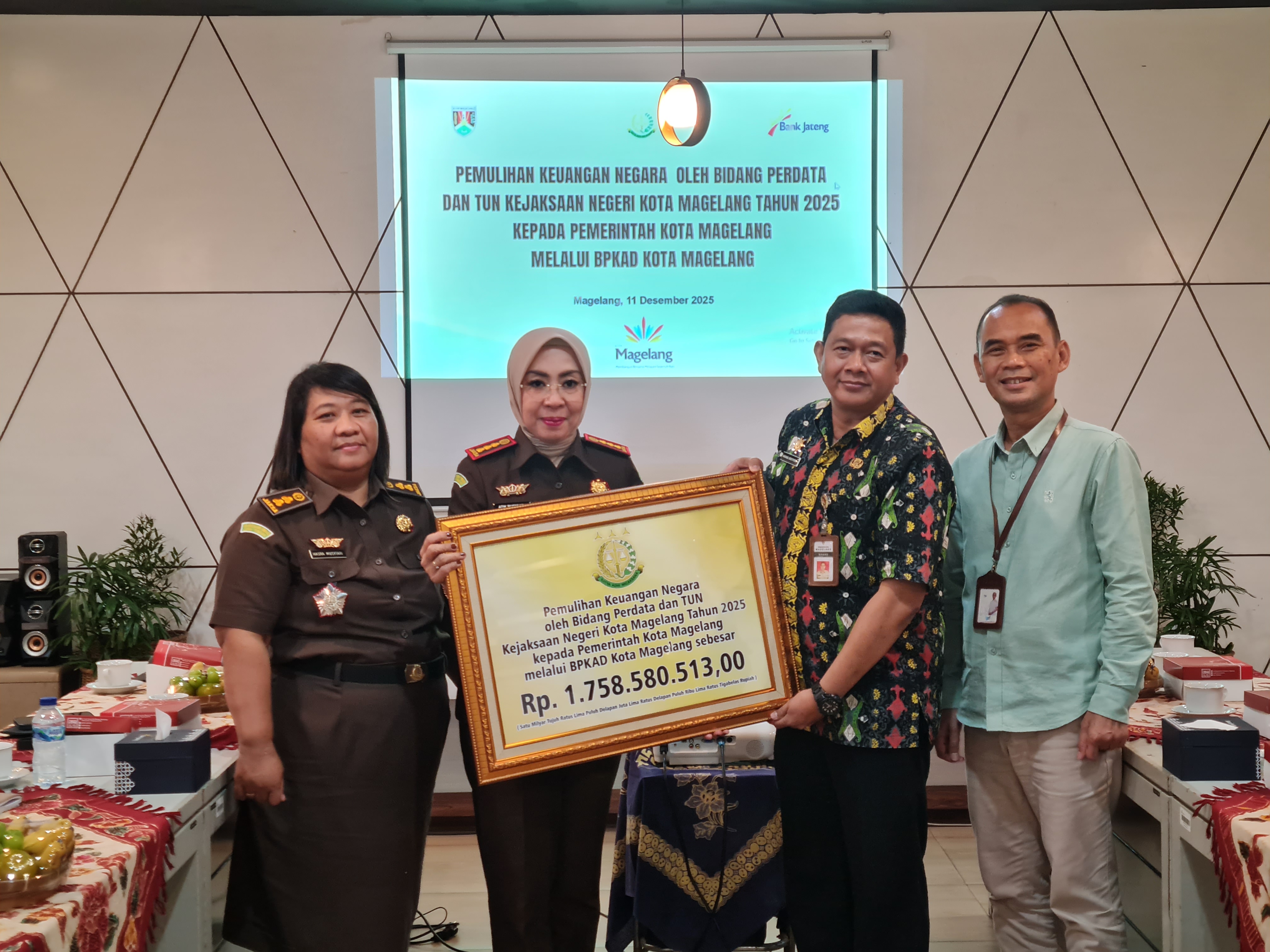 Penyerahan hasil pemulihan keuangan negara oleh Bidang Perdata dan TUN Kejari Kota Magelang kepada pemkot, Kamis (11/12).