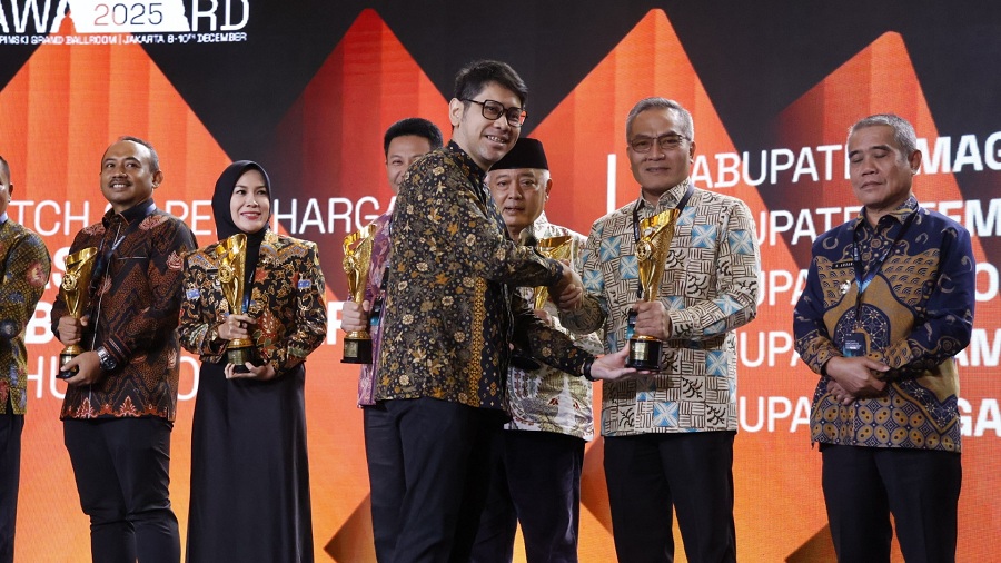 Bupati Bantul Abdul Halim Muslih saat mendapatkan penghargaan di Jakarta Rabu (10/12/2025).