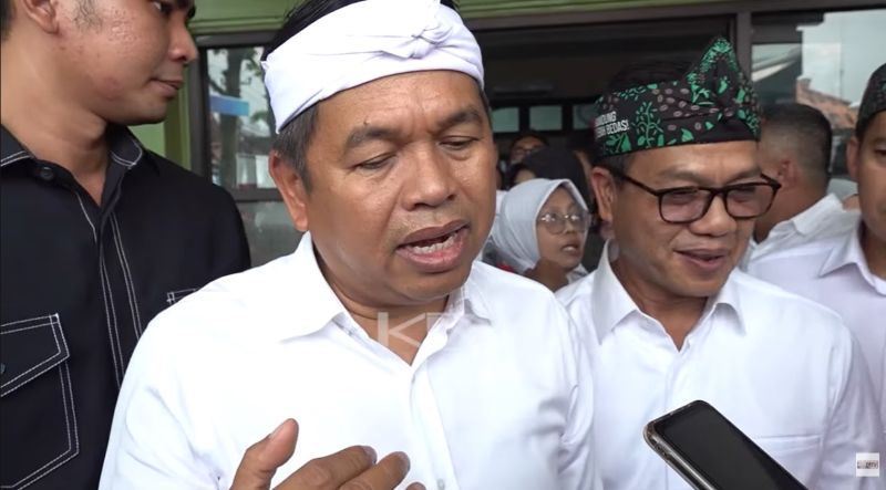 Gubernur Jawa Barat Kang Dedi Mulyadi mengenakan udeng putih di kepala.