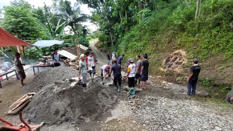 KOMPAK: Warga Padukuhan Sonyo kerja bakti memperbaiki jalan dengan dana swadaya masyarakat.