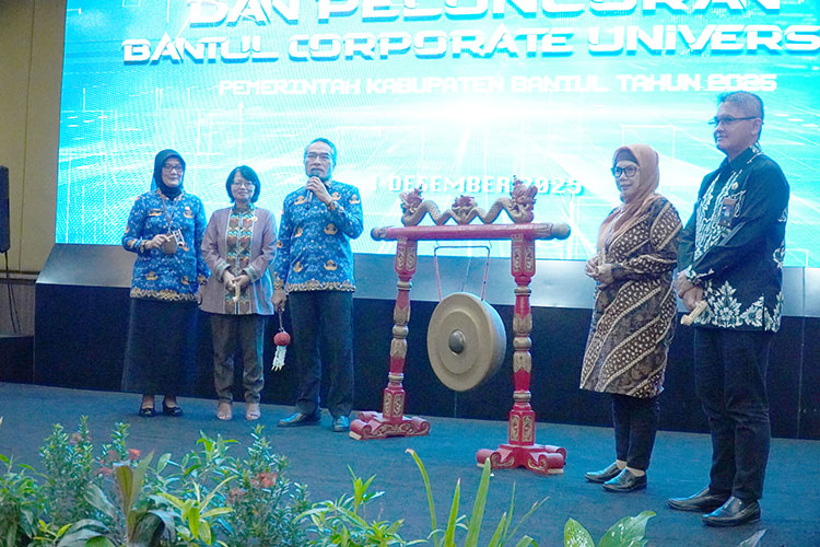 UPGRADE KOMPETENSI: Bupati Bantul Abdul Halim Muslih  me-launching Bantul Corporate University di The Alana Hotel And Conference Center Malioboro, Senin (1/12/2025).