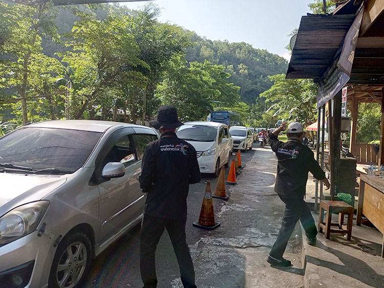 MACET: Lonjakan kunjungan wisatawan di depan TPR JJLS Pantai Baron mengarah JJLS (11/5/2025).