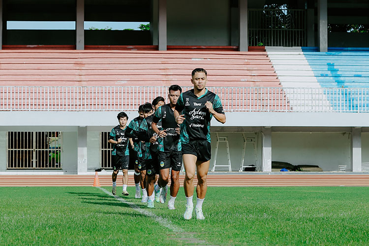 Para pemain PSIM Jogja saat menjalani sesi latihan rutin
