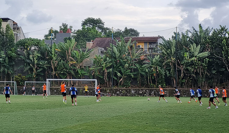 Para pemain PSIM Jogja saat menjalani sesi latihan rutin.