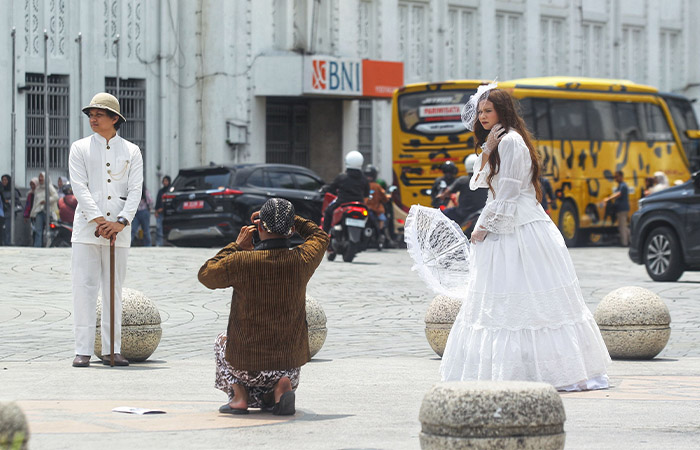 ALA EROPA: Wisatawan berfoto mengenakan kostum ala Eropa di kawasan Titik Nol Kilometer, Jogja, kemarin (11/12).