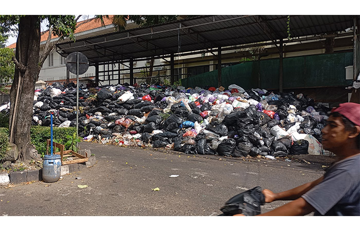 BAU: Kondisi Depo RRI Kotabaru saat penuh dengan tumpukan sampah pada Senin (8/12) lalu.