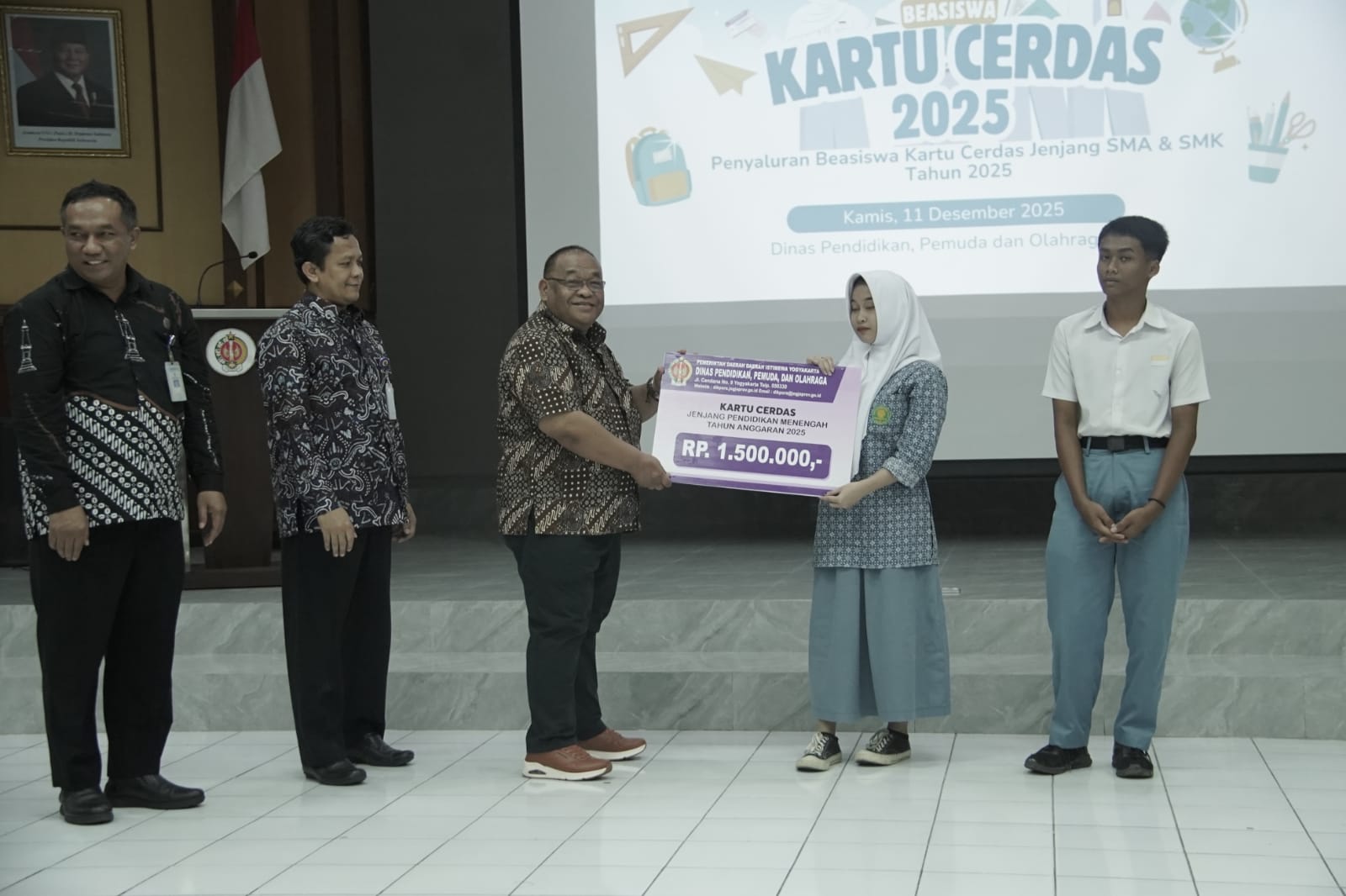 LANJUTKAN KULIAH: Ketua Komisi D DPRD DIY Rb. Dwi Wahyu Budiantoro secara simbolis menyerahkan bantuan beasiswa Kartu Cerdas di aula Dinas Pendidikan Pemuda dan Olahraga DIY, kemarin (11/12).