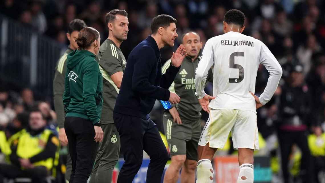 Manajer Real Madrid berbicara dengan Jude Bellingham dalam pertandingan Liga Champions lawan Manchester City