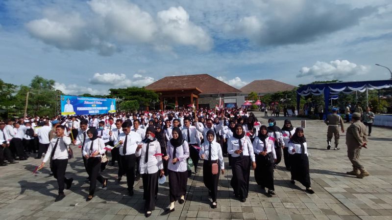 GEMBIRA: PPPK Paruh Waktu di Kulon Progo bersuka cita berbaris mengambil SK Pengangkatan.&nbsp;