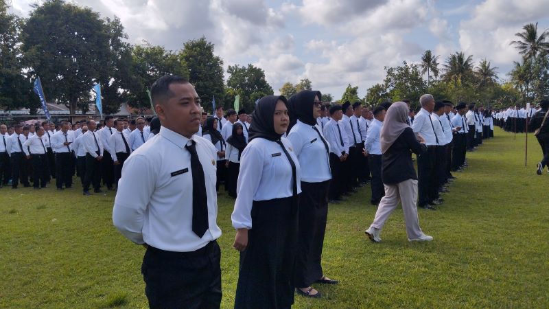PENYERAHAN SK: PPPK paruh waktu sedang dilantik di Lapangan Trirenggo, Bantul Jumat (12/12).