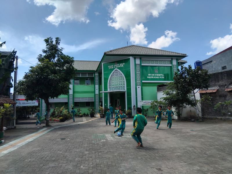 FOKUS: Para siswa MTsN 9 Bantul saat berkegiatan di lingkungan sekolah.