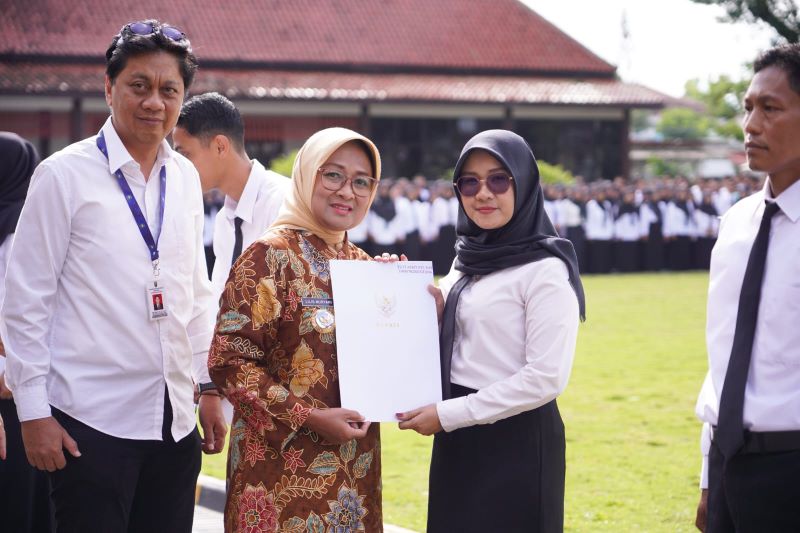 KEJELASAN STATUS: Bupati Kebumen Lilis Nuryani menyerahkan Surat Keputusan (SK) pengangkatan PPPK paruh waktu Jumat (12/12).