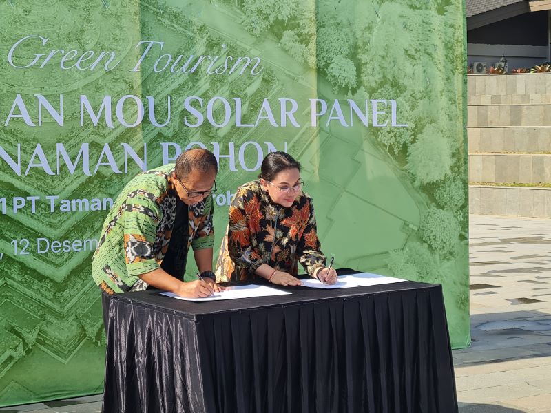 SIMBOLIS: Penandatanganan nota kesepahaman antara PT TWC dengan PT PLN Icon Plus terkait pemasangan solar panel system di Museum & Kampung Seni Borobudur Jumat (12/12).