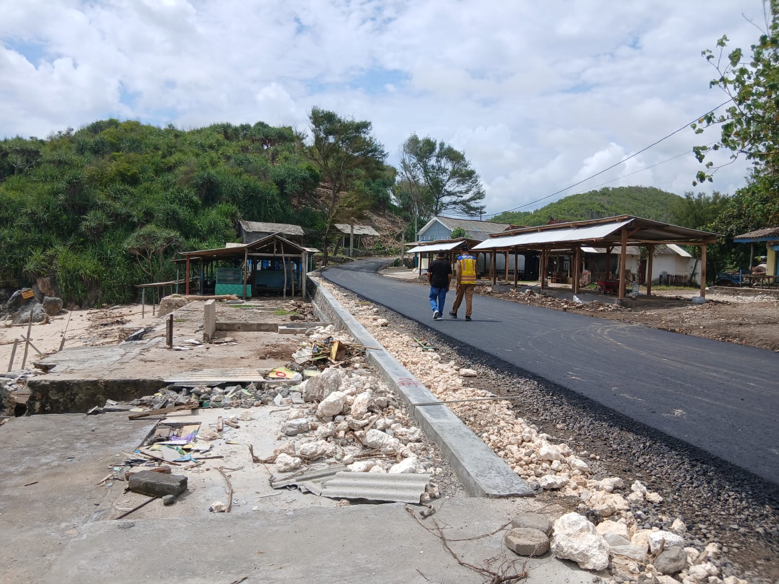 Rampungnya pengaspalan jalan Pantai Sepanjang menjadi tanda destinasi tersebut telah siap menyambut wisatawan pada libur Nataru