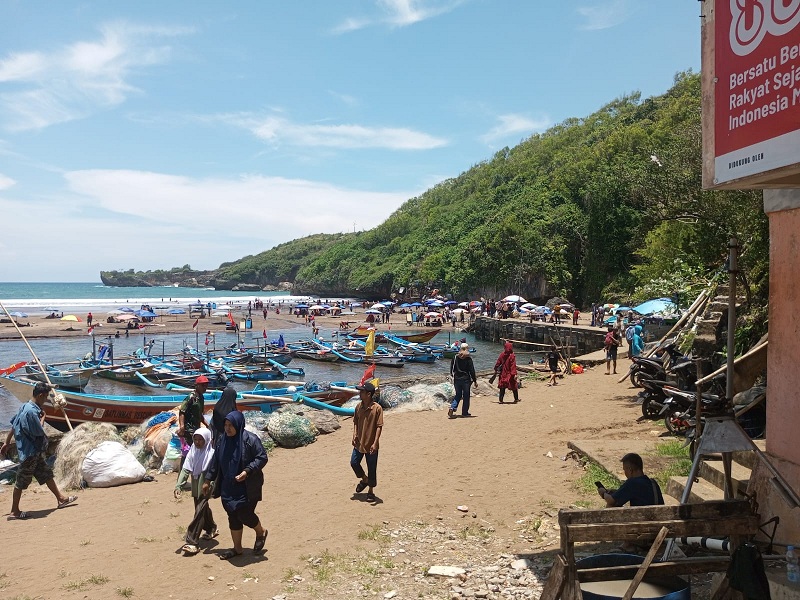 Wisatawan sedang berkunjung ke destinasi pantai di kawasan Baron.