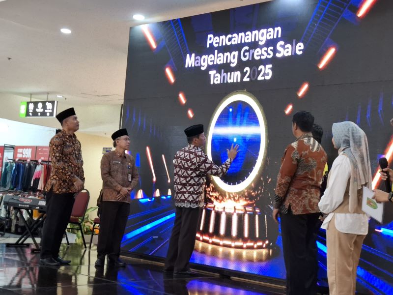SIMBOLIS: Wakil bupati Magelang Sahid saat meluncurkan Magelang Gress Sale 2025 di Artos Mall, Jumat sore (12/12).