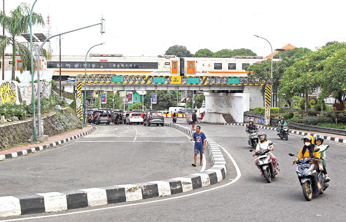 REKAYASA LALU LINTAS: Pengendara melintasi kawasan Kleringan imbas penutupan Jembatan Kewek, Kota Jogja, Jumat (12/12). Pemkot Jogja akan menempatkan petugas di akses Kridosono...