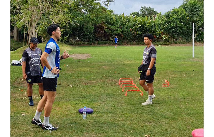 Pemain PSIM Jogja Yusaku Yamadera saat menjalani sesi latihan terpisah.