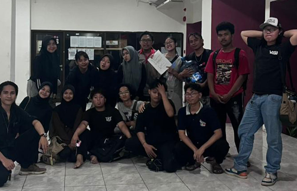 SIAP TOTAL: Sebagian pemain Sunat dari Teater Rai Gedhek yang akan tampil di TBY, Minggu (14/12).