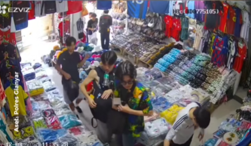 Turis Jepang mencuri barang di toko oleh-oleh Ubud, Gianyar, Bali.
