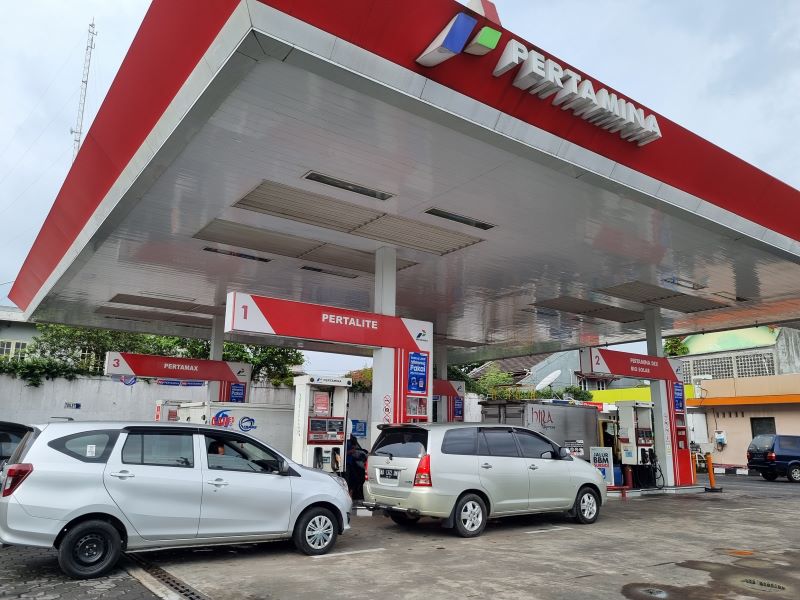 Kendaraan saat mengantre untuk melakukan pembelian BBM di SPBU Pertamina 