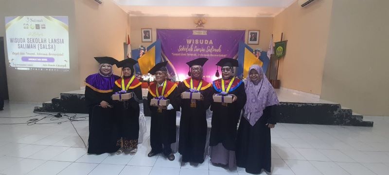Para lansia saat diwisuda oleh Salsa DIY di aula kompleks perkantoran 2 Pemkab Bantul, Sabtu (13/12) siang.