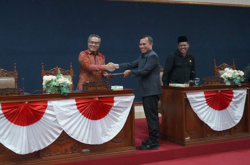 PRO RAKYAT: Wakil Ketua Badan Anggaran DPRD Bantul Agung Laksmono (kanan) menyerahkan risalah APBD 2026 kepada Bupati Bantul Abdul Halim Muslih belum lama ini.