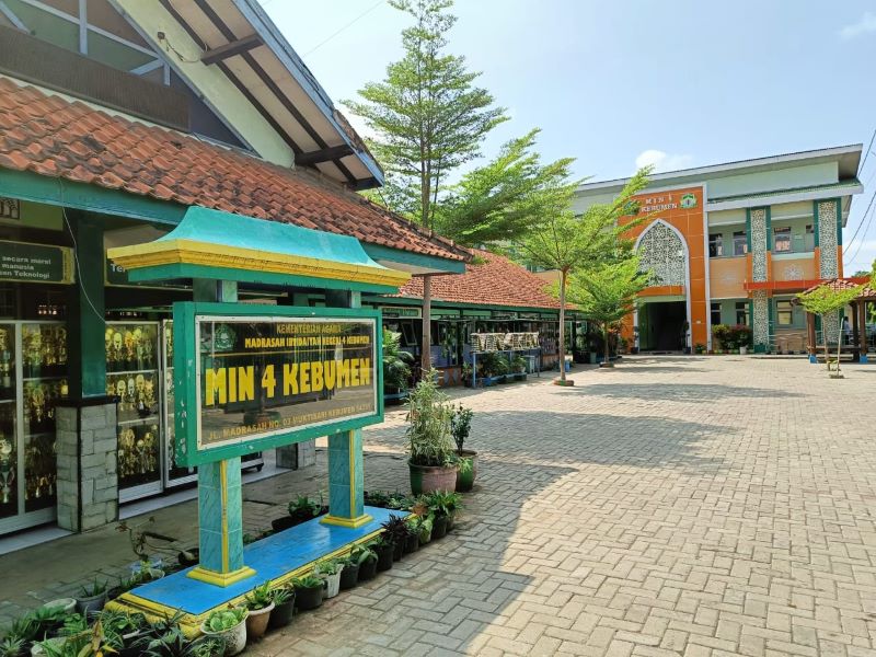 RAIH PENGHARGAAN: Lingkungan Madrasah Ibtidaiyah Negeri (MIN) 4 Kebumen di Desa Muktisari, Kecamatan Kebumen.