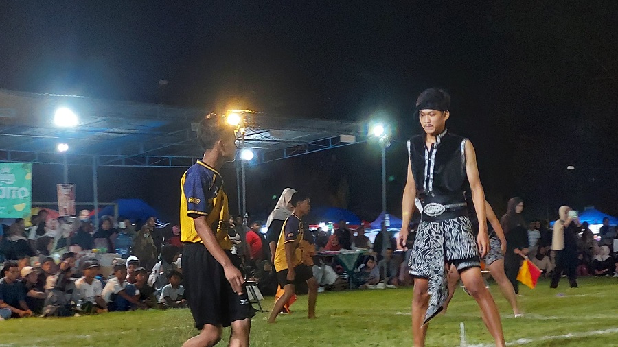 SEMANGAT: Peserta lomba berusaha melewati garis agar tak tertangkap.